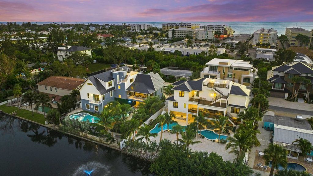 exterior of Siesta Key vacation rentals